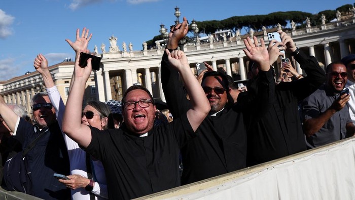 Faithful react to the white smoke indicating that a new pope has been elected, at the Vatican, May 8, 2025. REUTERS/Eloisa Lopez