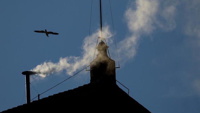 Tradisi Asap Putih Kembali Warnai Pemilihan Paus White smoke rises from the chimney on the Sistine Chapel, indicating that a new pope has been elected at the Vatican, May 8, 2025. REUTERS/Yara Nardi