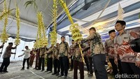 Kemmudian diarak keliling pabrik sebelum akhirnya disemayamkan di lokasi utama sebagai simbol dimulainya proses penggilingan.