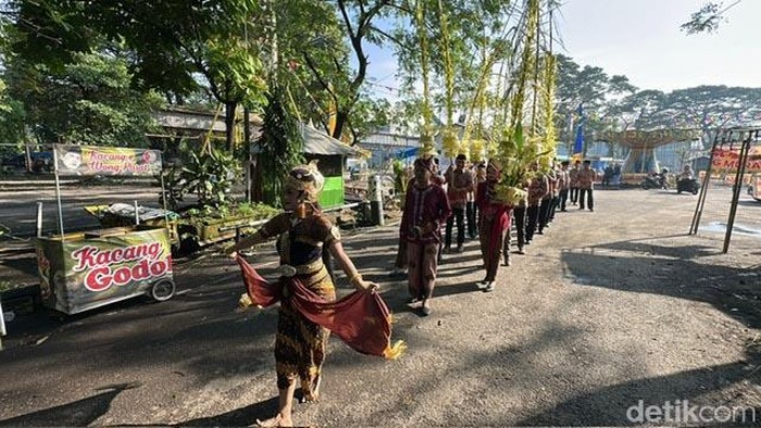 Tradisi Manten Tebu PG Ngadirejo Tandai Dimulainya Musim Giling Tradisi Manten Tebu PG Ngadirejo Tandai Dimulainya Musim Giling