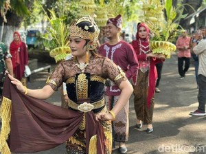 Saat 2 Batang Tebu Diarak Keliling Seperti Sepasang Pengantin