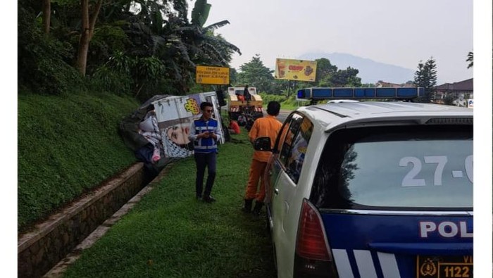 Truk boks masuk parit di Tol Jagorawi