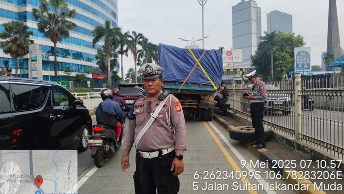 Truk Gangguan di Underpass Pondok Indah Arah Gandaria, Lalin Padat