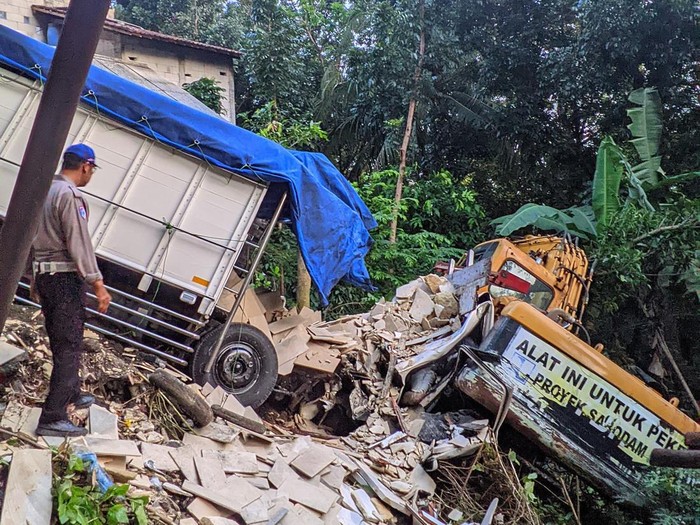 Truk menabrak pekarangan dan ekskavator di Jalan Jogja-Wonosari Km.16, Tambalan, Srimartani, Piyungan, Bantul, jUMAT (9/5/2025).