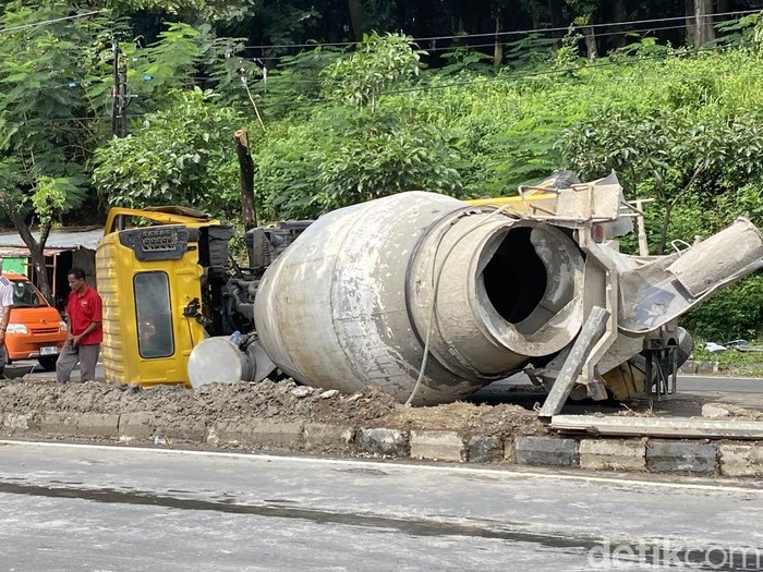 Truk molen terguling di tanjakan Silayur, Kecamatan Ngaliyan, Kota Semarang, Jumat (9/5/2025) siang.