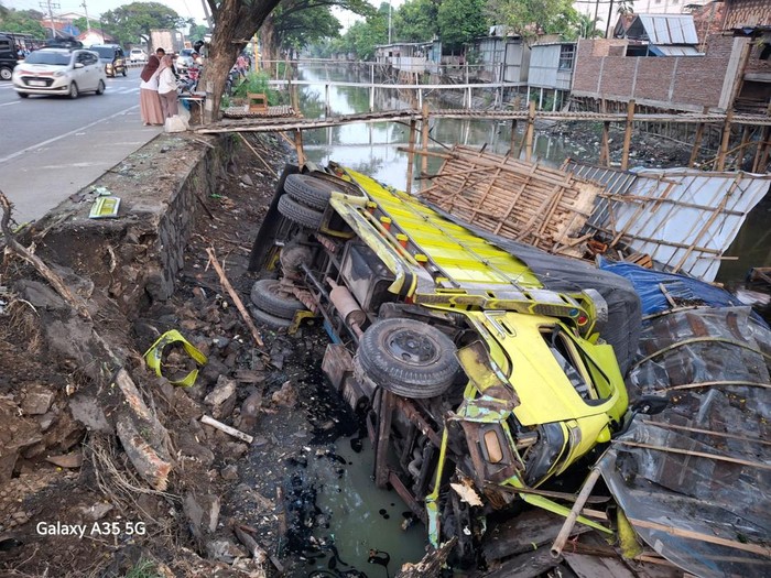 Truk terguling di Pantura Semarang-Kudus, Desa Karangtowo, Kecamatan Karangtengah, Demak, Jumat (9/5/2025).