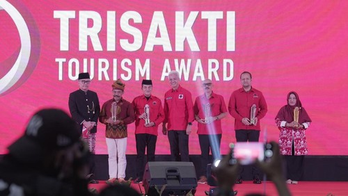 Wabup Badung Bagus Alit Sucipta menghadiri penganugerahan Trisakti Tourism Award (Desa Wisata) 2025 di Puri Agung Grand Sahid Jaya Hotel, Jakarta, Kamis (8/5/2025). (Foto: Dok. Pemkab Badung)