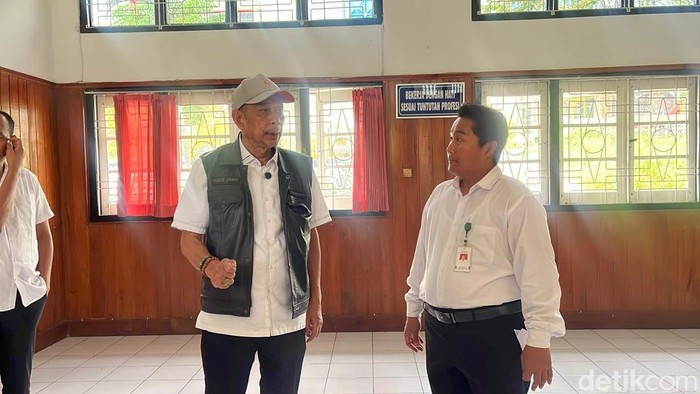 Wamensos, Agus Jabo meninjau Sekolah Rakyat di Solo, Jumat (9/5/2025)