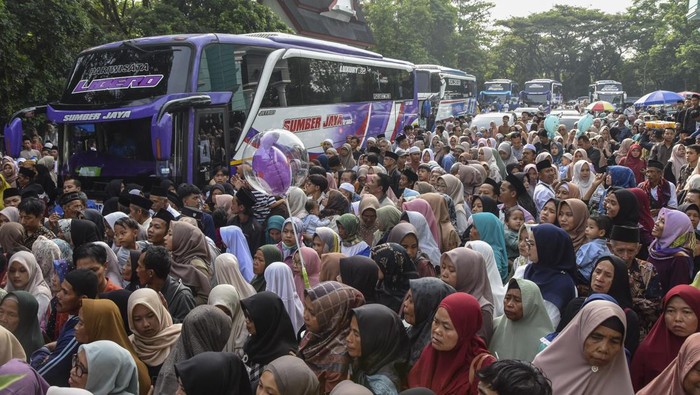 Warga Ciamis Antusias Lepas Keberangkatan Jemaah Haji Kloter Pertama Sejumlah kerabat dan keluarga melambaikan tangan kepada jamaah calon haji saat pelepasan dan pemberangkatan di Gedung Islamic Centre, Kabupaten Ciamis, Jawa Barat, Jumat (9/5/2025). Dari total 1.131 jamaah calon haji asal Ciamis, sebanyak 442 jamaah yang tergabung dalam kloter 19 dilepas dan akan segera diberangkatkan menuju Tanah Suci. ANTARA FOTO/Adeng Bustomi/bar