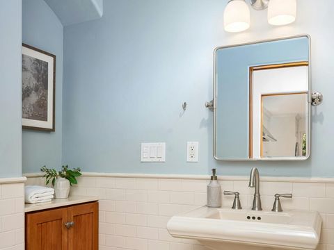Rekomendasi warna cat kamar mandi yang estetis, cocok untuk rumah minimalis!