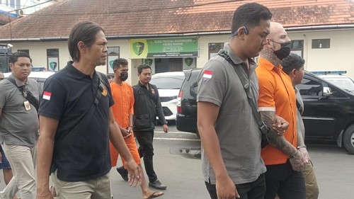 WN Inggris berinisial LO dihadirkan saat konferensi pers di Mapolres Gianyar, Jumat (9/5/2025). Ia ditangkap lantaran menganiaya pengendara lain di Ubud.