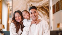 Dia punya teman, cuma gak seakrab dulu lagi, tutur Siti Badriah yang ada di sampingnya. Foto: Instagram: @sitibadriahh @xarenazenata