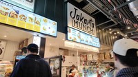 Untuk makan siang, Edward mampir ke Jakarta Munch. Lokasinya di food court di Urban Hawker yang ramai dikunjungi pegawai kantoran. Foto: YouTube Edward Halim