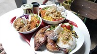 Ayam bakar, rice bowl ayam, dan gado-gado dinikmati oleh Edward dan pacarnya. Terlihat plating makanannya menggugah selera dengan porsi yang besar. Foto: YouTube Edward Halim