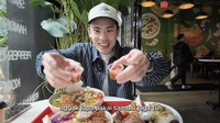 Edward juga antusias menunjukkan sambal yang identik sebagai pelengkap makanan Indonesia. Untuk minumannya, ia disuguhi jamu dan jus alpukat. Foto: YouTube Edward Halim