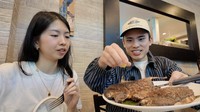 Edward mencicipi menu andalan di sini yang disarankan pemiliknya, Awang.  Berupa ikan bawal bakar bumbu pedas manis. Foto: YouTube Edward Halim