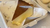 Di sini juga ada Basque Burnt Cheesecake (Rp 60.000). Menu satu ini dibuat menggunakan 100% krim cheese dari New Zealand. Foto: detikcom/Riska Fitria