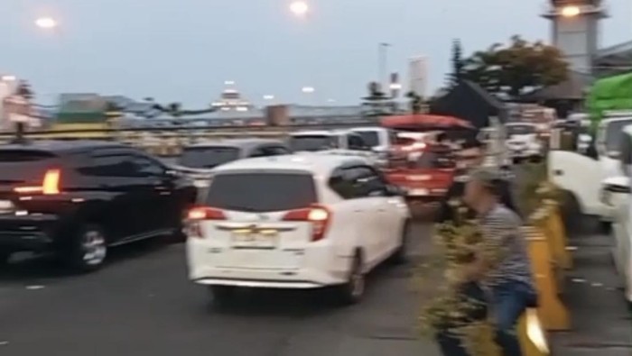Antrean kendaraan di parkir Pelabuhan Ketapang Banyuwangi.
