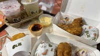 Kawasan RTH (Ruang Terbuka Hijau) Unika Atma Jaya Jakarta Selatan kini dipenuhi beberapa gerai makan. Salah satu yang baru buka adalah Little Olie. Foto: Detikcom / Atiqa Rana