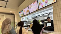 Konsepnya seperti restoran cepat saji lokal yang menawarkan hidangan chicken tender dengan pilihan saus spesial. Namun, harganya terjangkau sehingga langsung diserbu pelanggan. Foto: Detikcom / Atiqa Rana