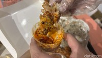 Jika suka pedas, kamu bisa pilih saus Olie Signature. Terdiri dari campuran mayo dan chili oil. Rasanya pedas gurih, cocok dipadukan dengan ayamnya yang juicy. Foto: Detikcom / Atiqa Rana
