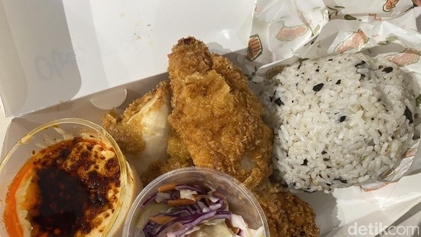 Begini Kenikmatan Chicken Tender dengan Saus Spesial yang Antre 1 Jam!