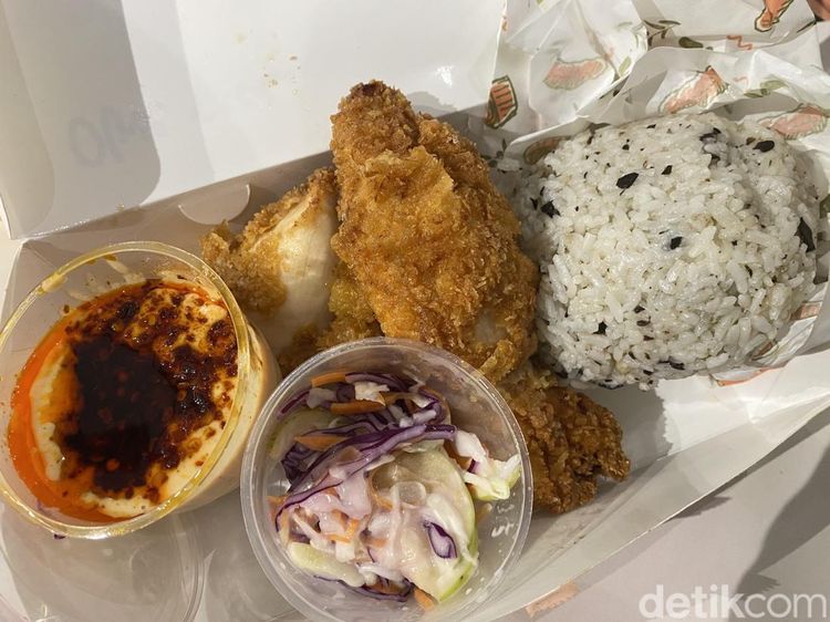 Begini Kenikmatan Chicken Tender dengan Saus Spesial yang Antre 1 Jam!