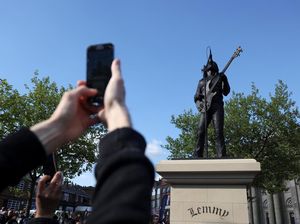 Video: Patung Vokalis Motorhead Lemmy Kilmister Diresmikan di Burslem