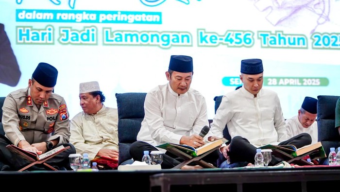 Bupati Lamongan Yuhronur Efendi saat mengkuti Khotmil Quran dalam rangkaian Hari Jadi Lamongan.