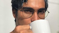 Gaya kerennya sering diunggah Brian ke Instagram. Salah satunya ketika berpose dengan segelas minuman di tangan seolah tengah menikmatinya. Foto: Instagram @cinta_brian