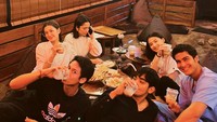 Ini momen ketika mereka menikmati sate taichan dan minuman segar di sebuah kedai makanan. Brian tengah bersama rekannya dari sinetron Buku Harian Seorang Istri. Foto: Instagram @cinta_brian