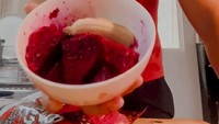 Diketahui aktor 26 tahun ini juga hobi memasak. Kreasi smoothies bowl yang terdiri dari buah naga, pisang, susu, bubuk protein, dan air kelapa itu dibagikan dalam sebuah video. Foto: Instagram @cinta_brian