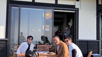 Aktivitasnya sering dibagikan melalui unggahan Instagram @cinta_brian. Salah satunya ketika menikmati akanan dengan adiknya, Junior Roberts. Foto: Instagram @cinta_brian