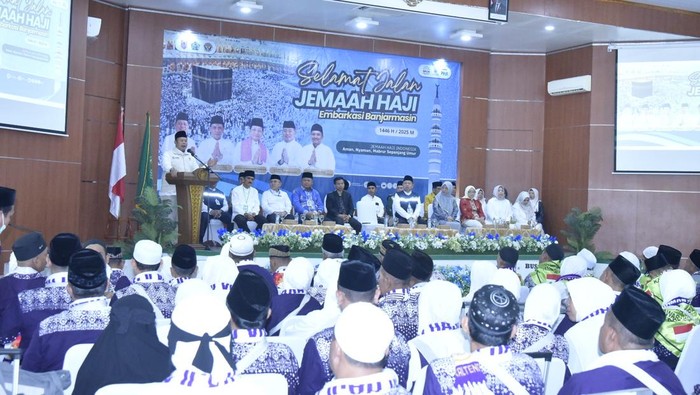 Wakil Ketua DPR RI Bidang Koordinator Kesejahteraan Rakyat (Korkesra), Cucun Ahmad Syamsurijal, saat mendatangi Embarkasi Banjarmasin, Kalimantan Selatan, Jumat, (9/5/2025).
