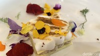 Canang Sando juga tak kalah menarik. Terinspirasi dari Shokupan Jepang, tetapi dibuat menjadi seperti sando (sandwich Jepang). Adonan sando yang manis asam dihias edible flower. Foto: Detikcom / Atiqa Rana