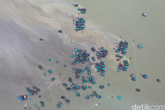 Di Balik Kemilau Timah Foto udara ponton isap produksi melakukan penambangan biji timah di kawasan tepi pantai Toboali, Kabupaten Bangka Selatan, Kepulauan Bangka Belitung
