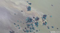 Foto udara ponton isap produksi melakukan penambangan bijih timah di kawasan tepi pantai Toboali, Kabupaten Bangka Selatan, Kepulauan Bangka Belitung.