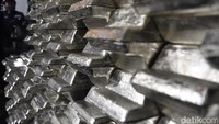 Deretan balok timah siap jual di Bangka Barat, Provinsi Kepulauan Bangka Belitung. Menurut data Kementerian Energi dan Sumber Daya Mineral (ESDM), Indonesia memiliki cadangan timah sebesar 800 ribu ton atau 23 persen dari cadangan timah dunia sebanyak 4,7 juta ton. Selain itu, Indonesia mampu menghasilkan 85 ribu ton timah per tahun, dengan umur cadangan timah sekitar 26 tahun.