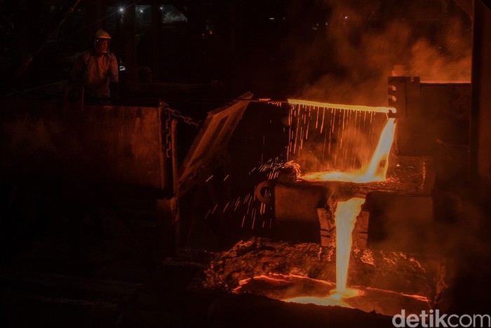 Foto udara ponton isap produksi melakukan penambangan biji timah di kawasan tepi pantai Toboali, Kabupaten Bangka Selatan, Kepulauan Bangka Belitung