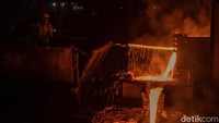 Pekerja melakukan pencetakan balok timah. Kepulauan Bangka Belitung mendapat predikat sebagai wilayah penghasil timah terbesar di Indonesia dan juga sebagai pemasok utama pasar timah dunia.