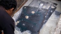 Pekerja melakukan penyaringan biji timah di perairan Pantai Matras, Sungai Liat, Sinar Baru, Kabupaten Bangka, Kepulauan Bangka Belitung. Luas izin usaha pertambangan timah di Provinsi Kepulauan Bangka Belitung mencapai 915.854,625 hektare. Luas ini terbagi di darat sekitar 349.653,574 hektare dan di laut  566.201,08 hektare.