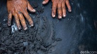 Pekerja melakukan penyaringan biji timah di perairan Pantai Matras, Sungai Liat. Hingga saat ini, komoditas timah masih menjadi penopang ekonomi Provinsi Kepulauan Bangka Belitung.