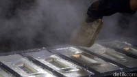 Proses mencetak balok timah. Pemerintah mendorong pembangunan smelter untuk nilai tambah dan memberikan kebermanfaatan pada masyarakat, melalui pembukaan lapangan pekerjaan baru.