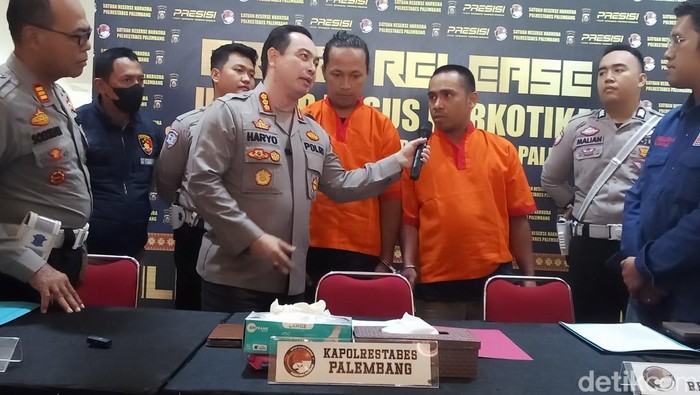 Dua kurir sabu asal Riau memberikan keterangan kepada polisi