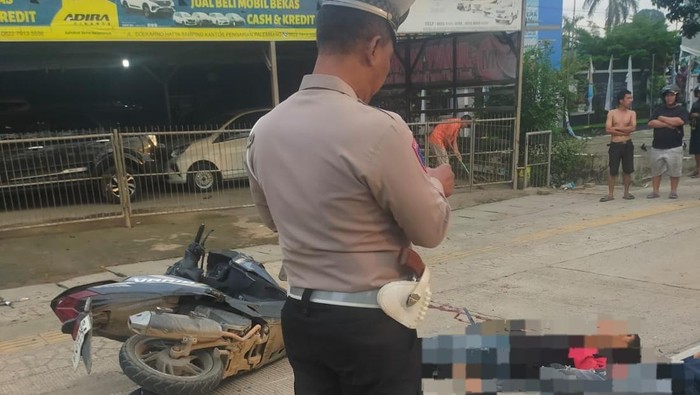 Dua pelajar di Palembang mengalami kecelakaan usai menabrak truk