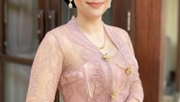 Elodie Bouttier tampil cantik dengan kebaya saat pernimahan Luna Maya dan Maxime Bouttier. Adik satu-satunya dari Maxime Bouttier menyambut gembira Luna Maya sebagai kakak perempuannya. Foto: Instagram/elodie_bouttier