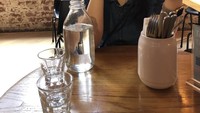 Alih-alih memasak sendiri, Elodie lebih senang makan di restoran ketika tinggal di Australia. Baginya cara ini lebih sederhana dan minim repot. Foto: Instagram/elodie_bouttier