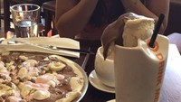 Elodie bukan sosok yang senang memotret makanan. Dalam salah satu unggahannya ia bercerita seringkali menahan lapar saat menunggu temannya selesai memotret makanan yang mereka pesan. Foto: Instagram/elodie_bouttier