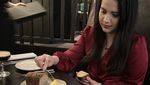 Potret Elodie Bouttier Saat Jajan Food Truck dan Pancake di Australia