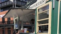 Pedagang makanan yang berjualan dengan foodtruck juga tak pernah dilewatkannya. Poffertjes yang hangat dipilih Elodie sebagai camilan saat tubuhnya kedinginan. Foto: Instagram/elodie_bouttier